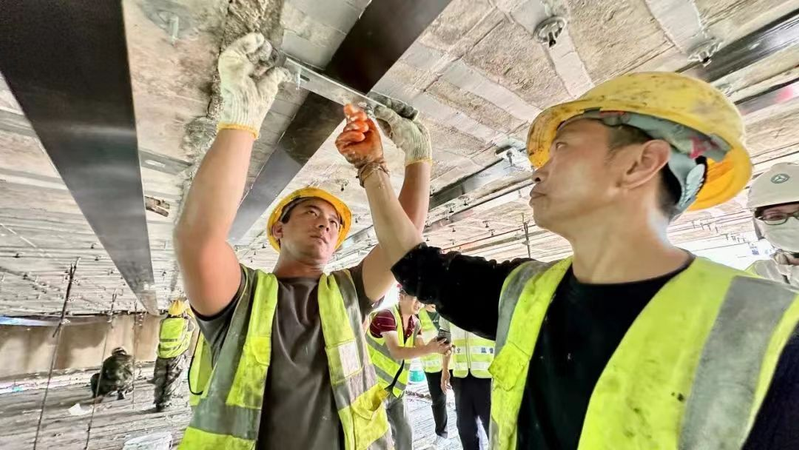 Intelligent pre-resilient carbon fibreboards for the first time used for retrofitting main-line bridges