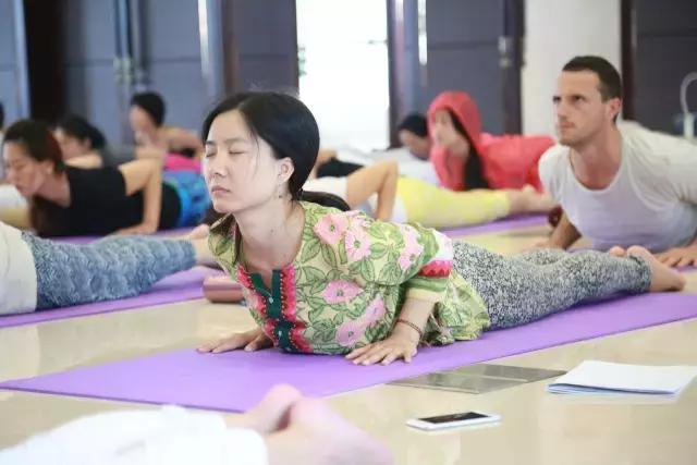 Theory of yoga knowledge tiwari masters ' theory and practice training of yoga tiwari masters ' qingcheng hill yoga course