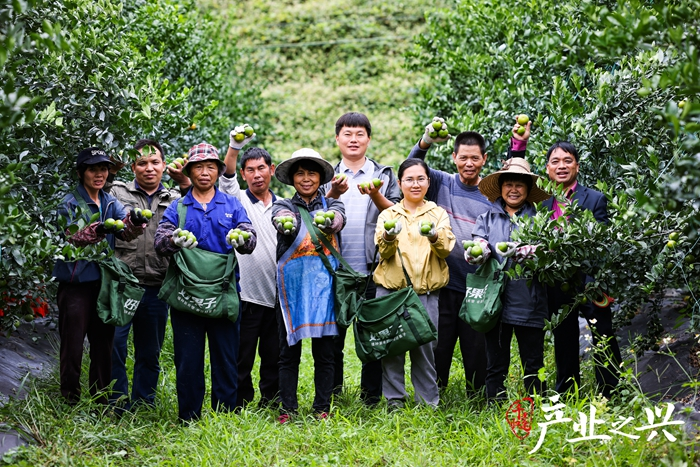 Zhao zhou, huang ming, and the fruit farmers are gathering in the de gyongung industrial park in bequeu. Photographer/yen yuming, wu jun, zhang jian