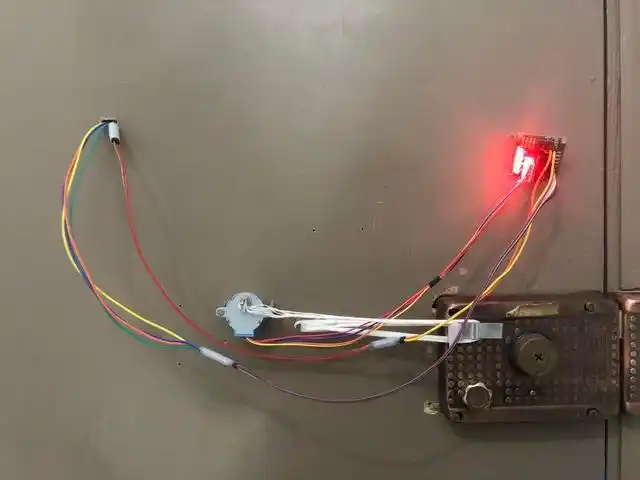 The students of the university of electronic technology invented the smart door lock. Teaching cheng