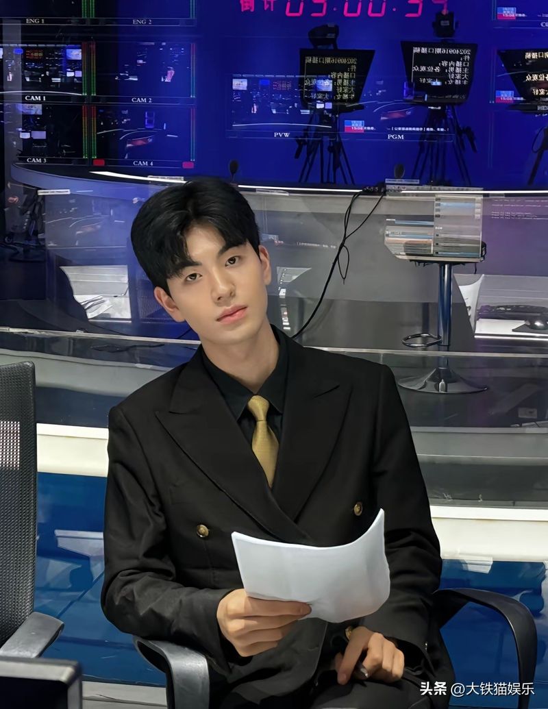 A funny picture of the news anchor